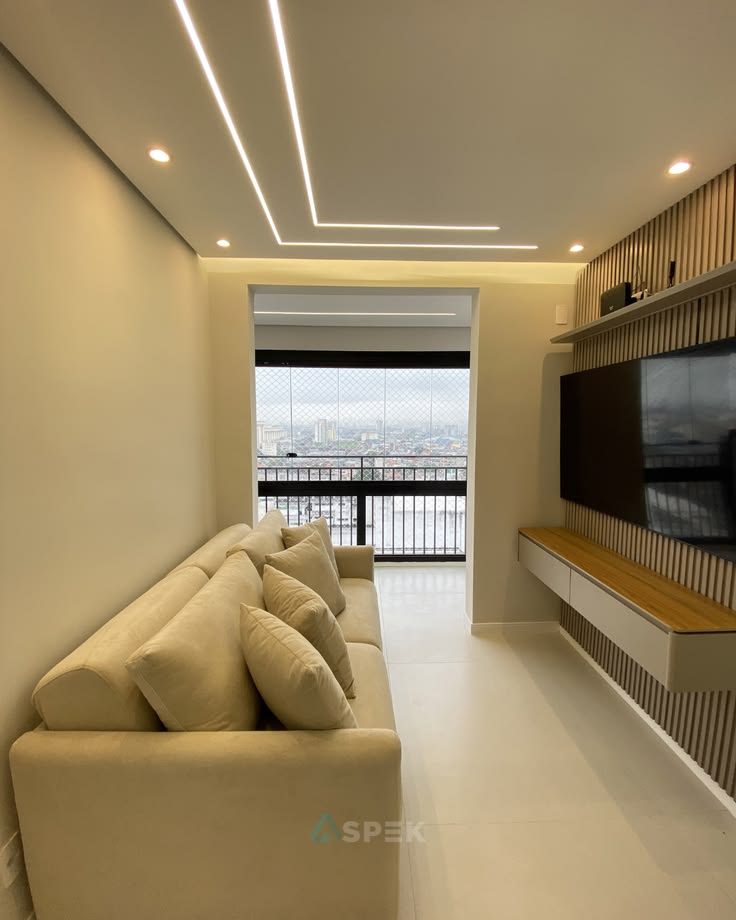 Sala com perfil de LED e ilumina&ccedil;&atilde;o indireta